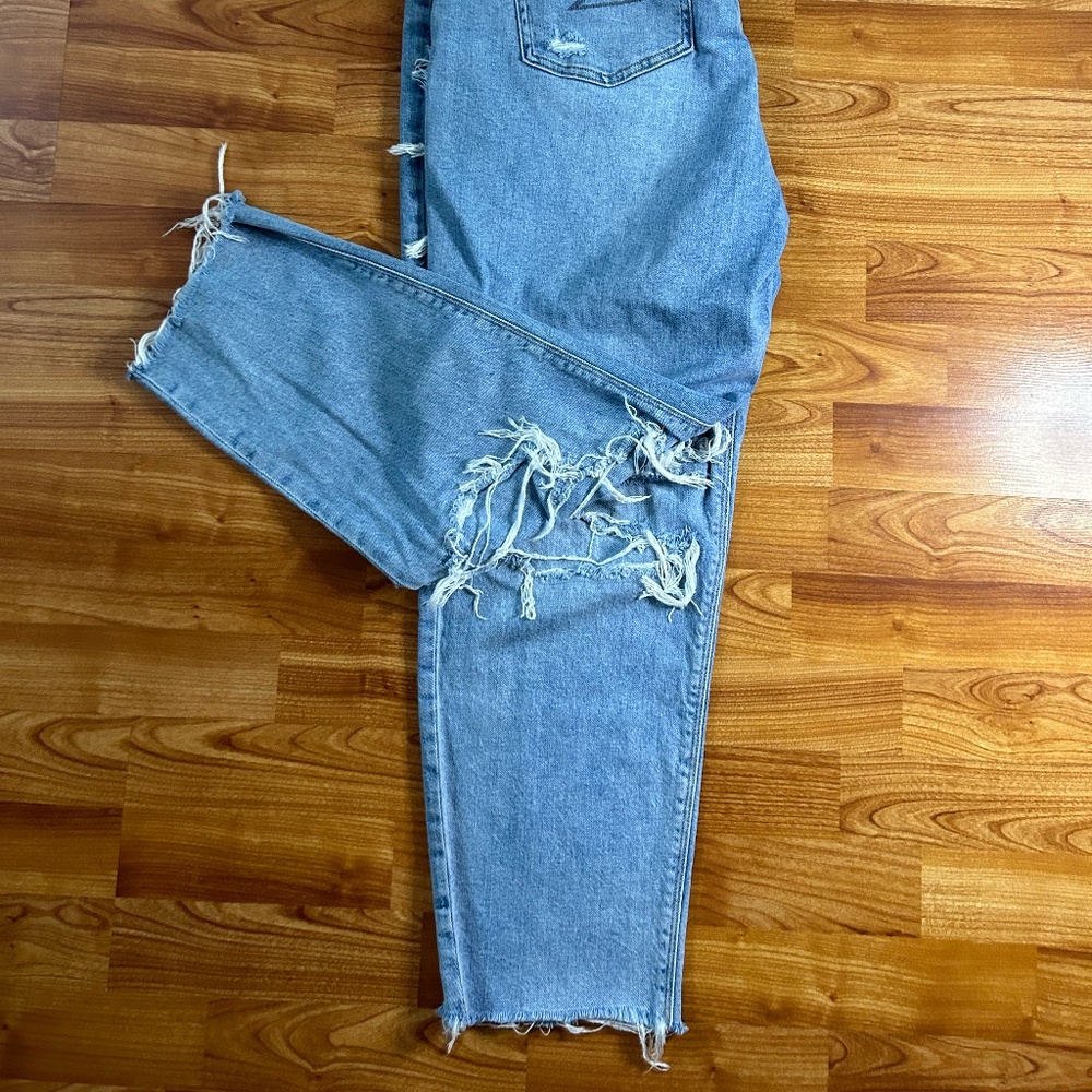 AE Mom jeans/High waisted - Picture 3 of 4